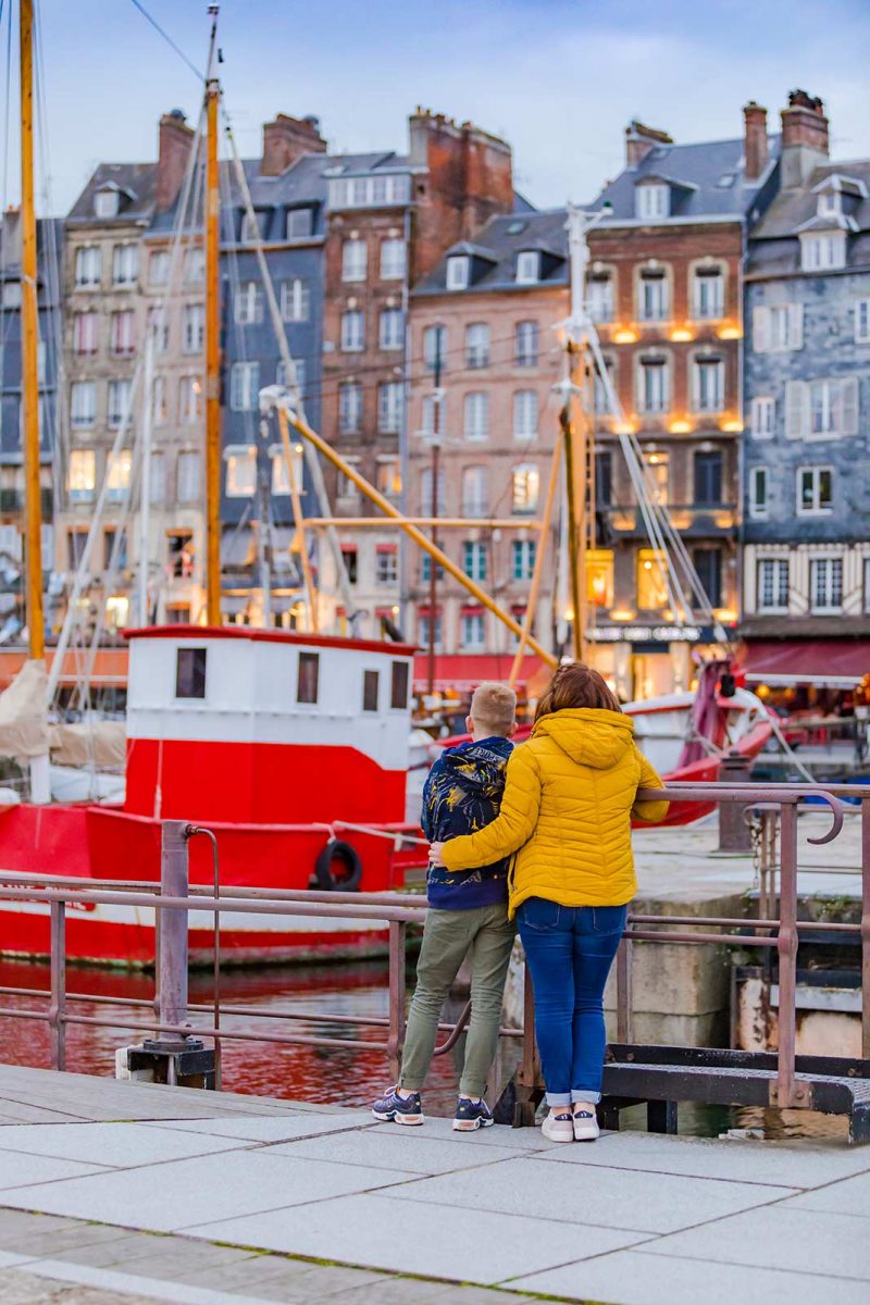 Balade en famille près du vieux bassin à Honfleur