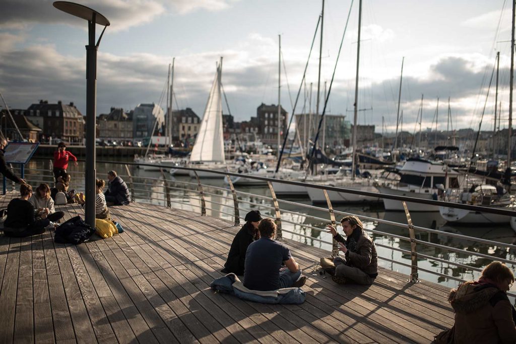 Jóvenes charlando frente al puerto durante la feria del arenque y las conchas de Dieppe.