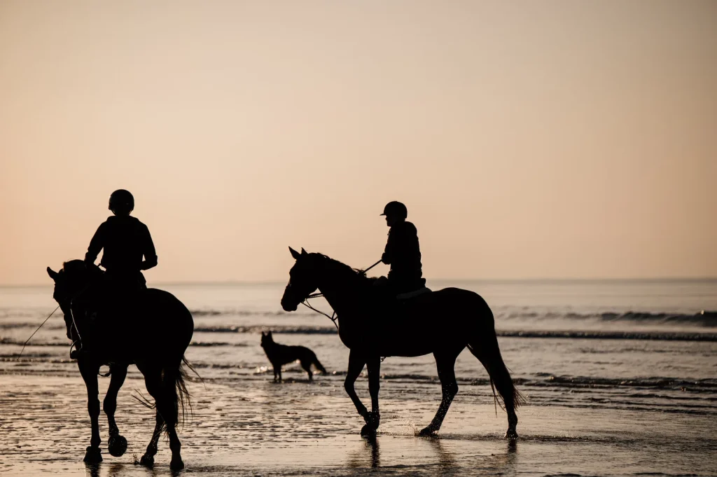 cavaliers sur la plage 