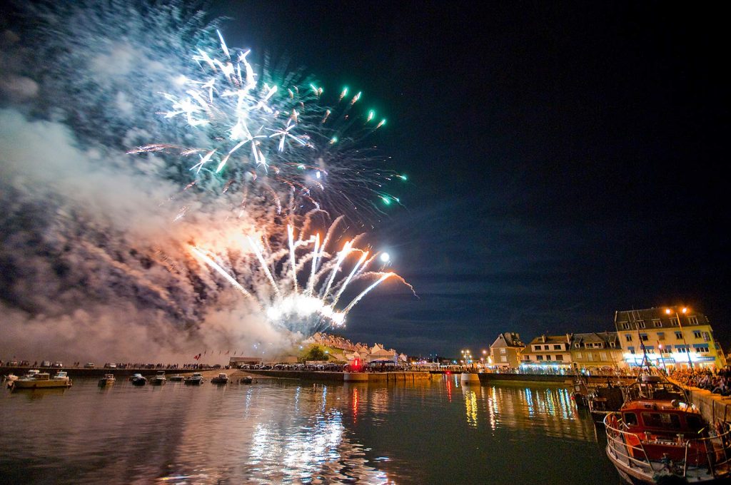 Feuerwerk über dem Meer in Port-en-Bessin