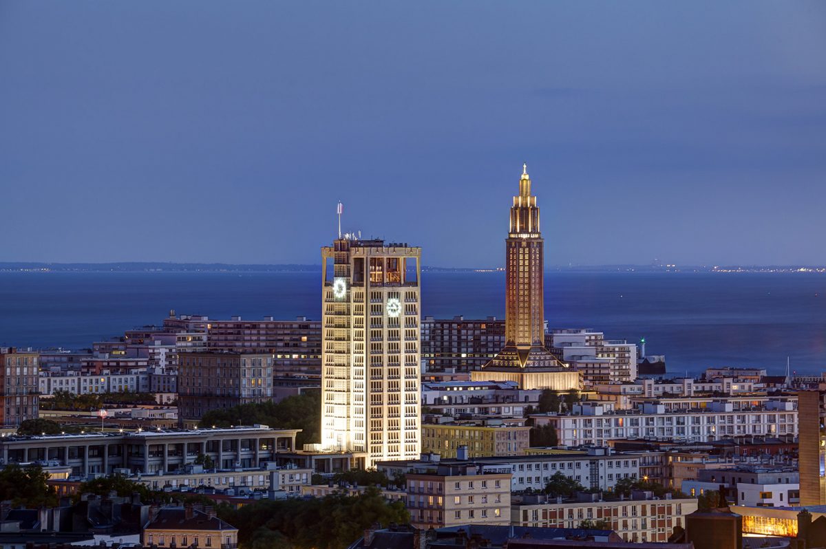 Vista de la torre del ayuntamiento y la iglesia de San José, Le Havre.