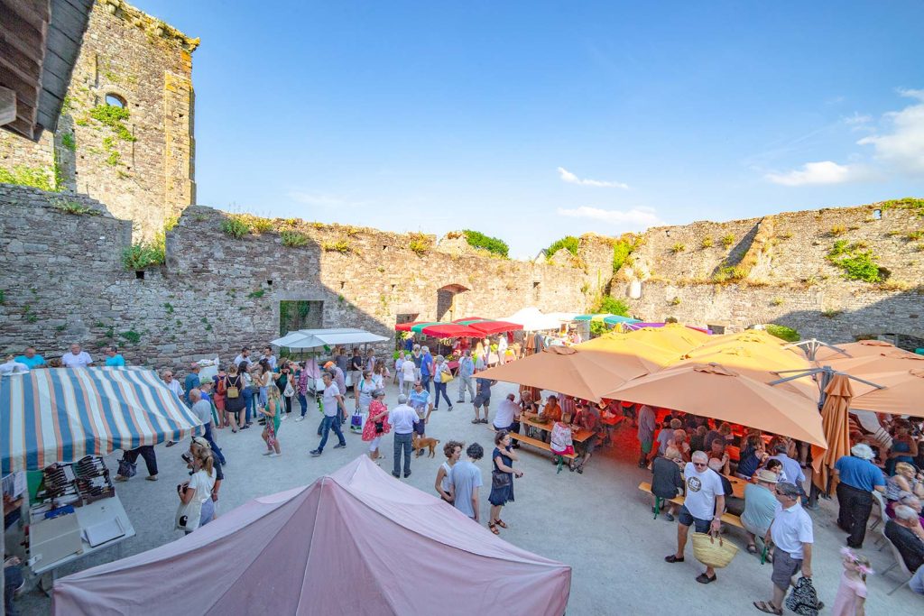 Mercato notturno estivo a Regnéville-sur-Mer