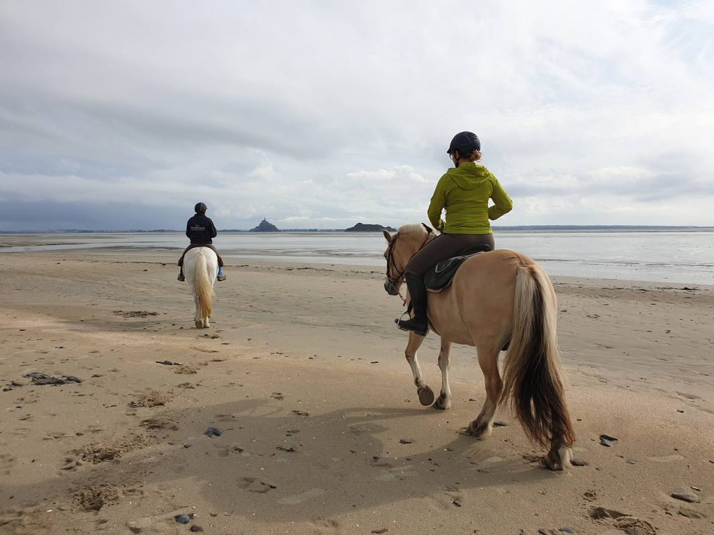 Cavaliers en direction du Mont-Saint-Michel