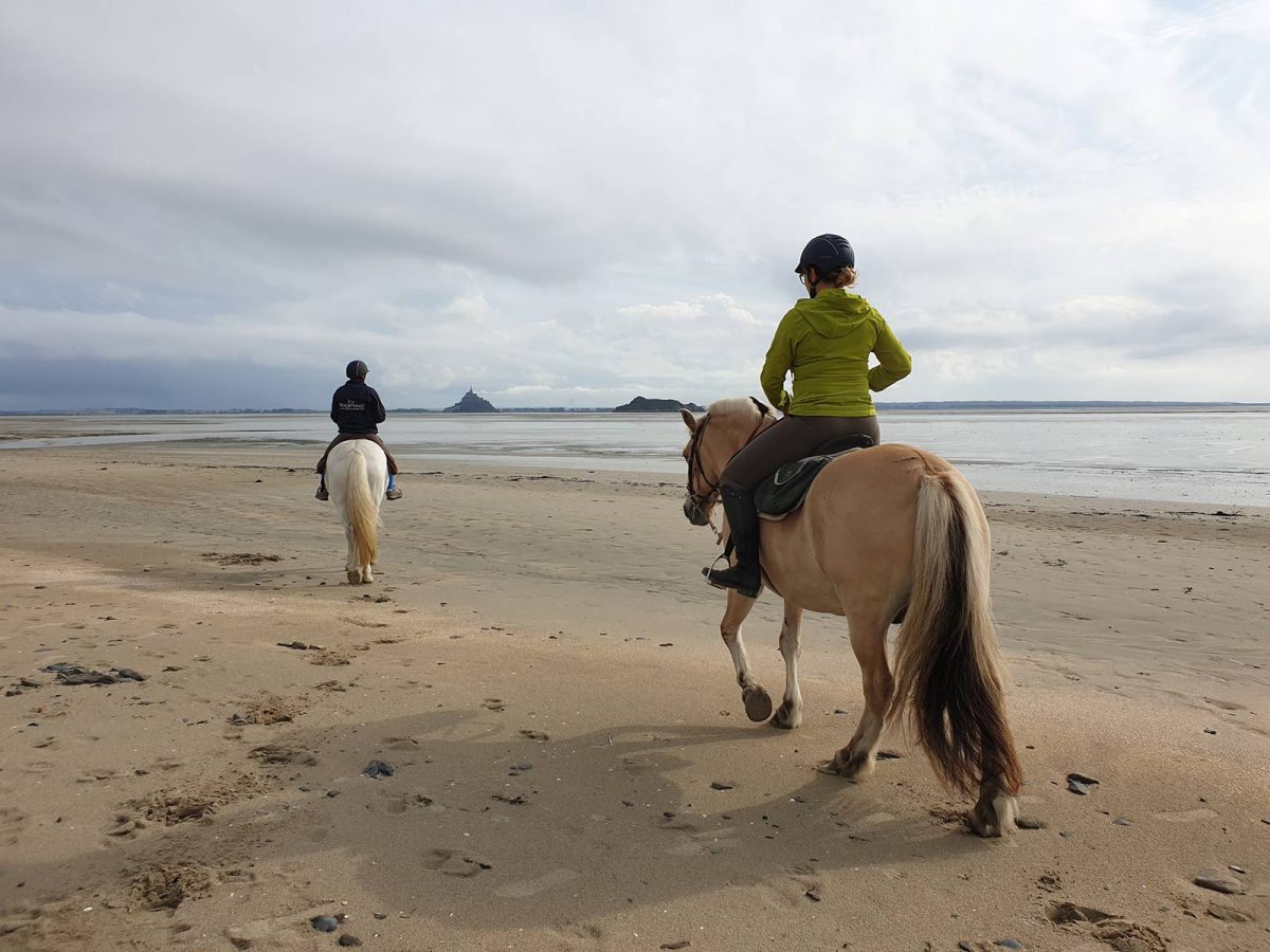 Cavaliers en direction du Mont-Saint-Michel