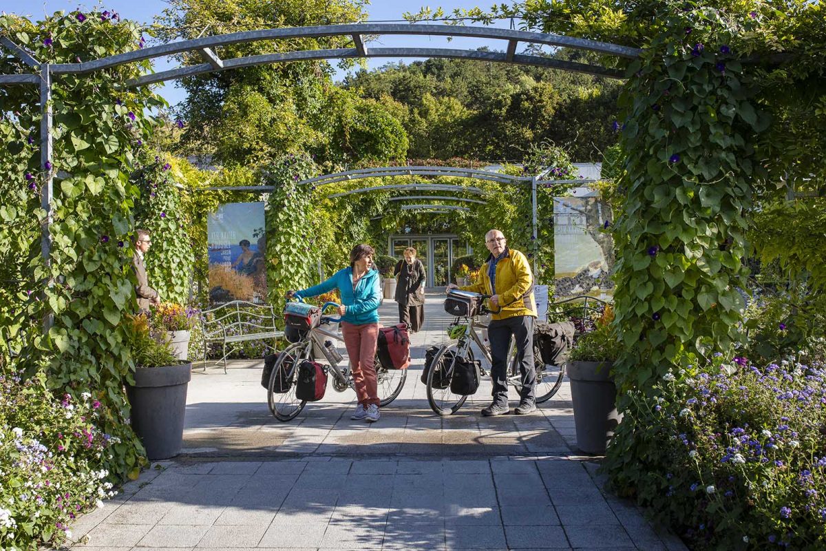 Couple à vélo au musée des impressionnismes - La Seine à Vélo