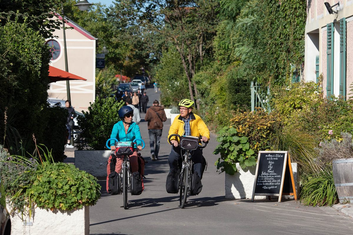 couple à vélo à Giverny