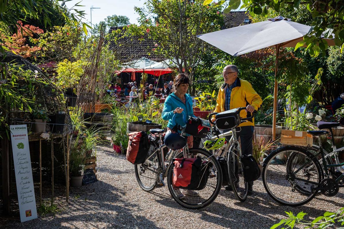 couple à Giverny sur l'itinéraire de la Seine à vélo