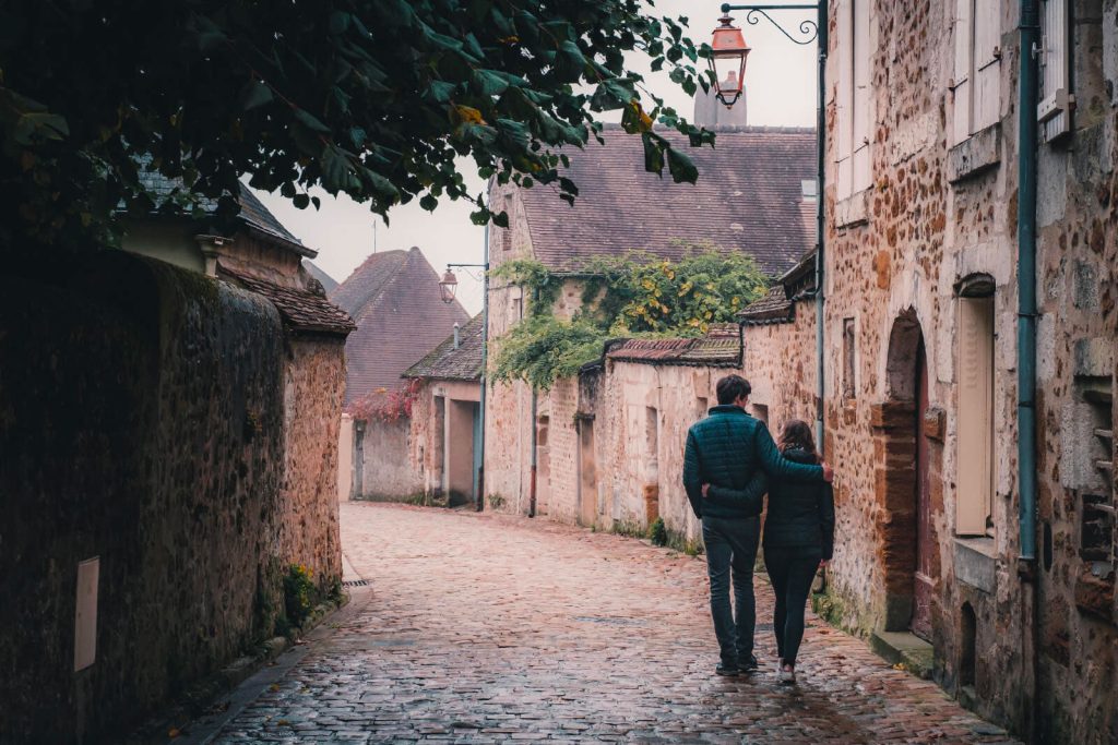 Couple dans les ruelles de Mortagne-au-Perche