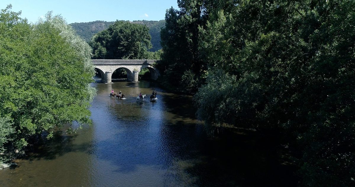 Passage d'une rivière à cheval pendant la chevauchée de Guillaume