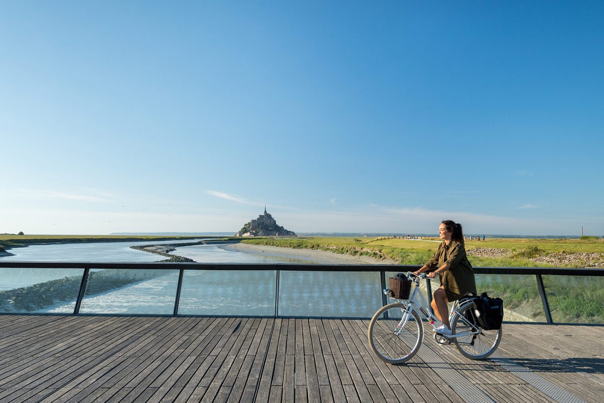 Cycliste au Mont-Saint-Michel