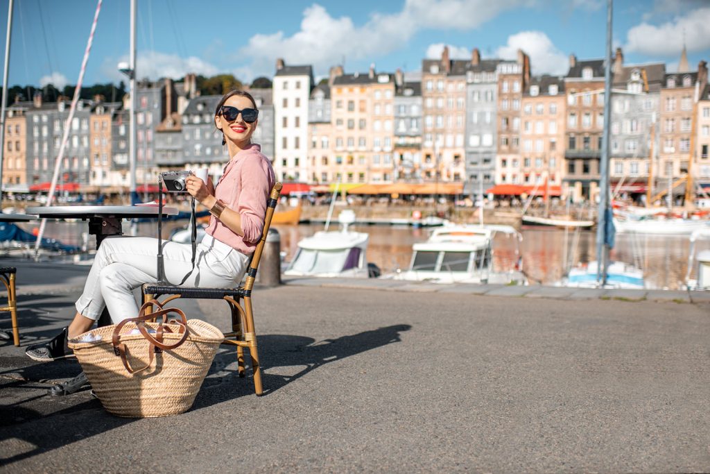 Mujer en una cafetería del puerto de Honfleur