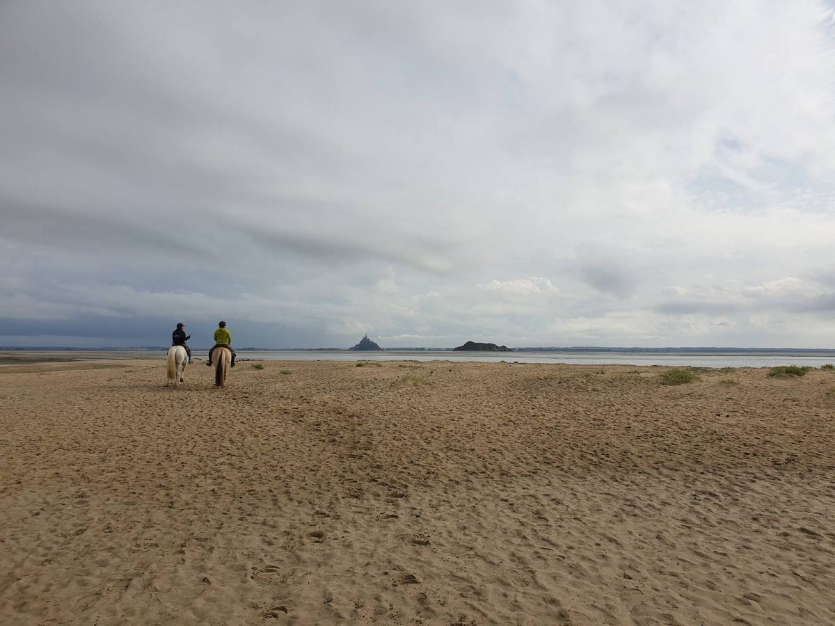 balade à cheval sur le sable vers le Mont-Saint-Michel