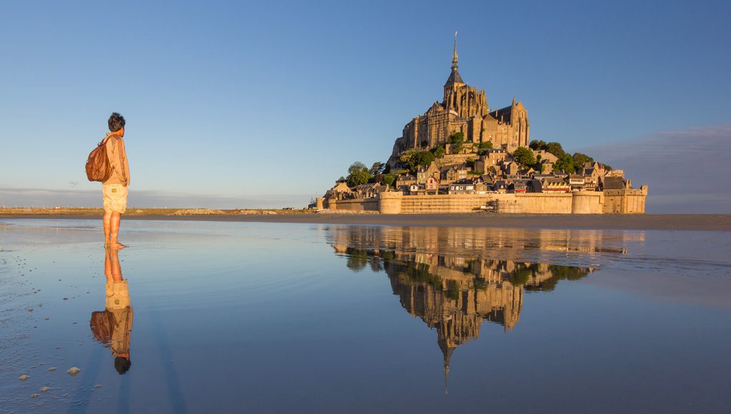 Randonneur au Mont-Saint-Michel