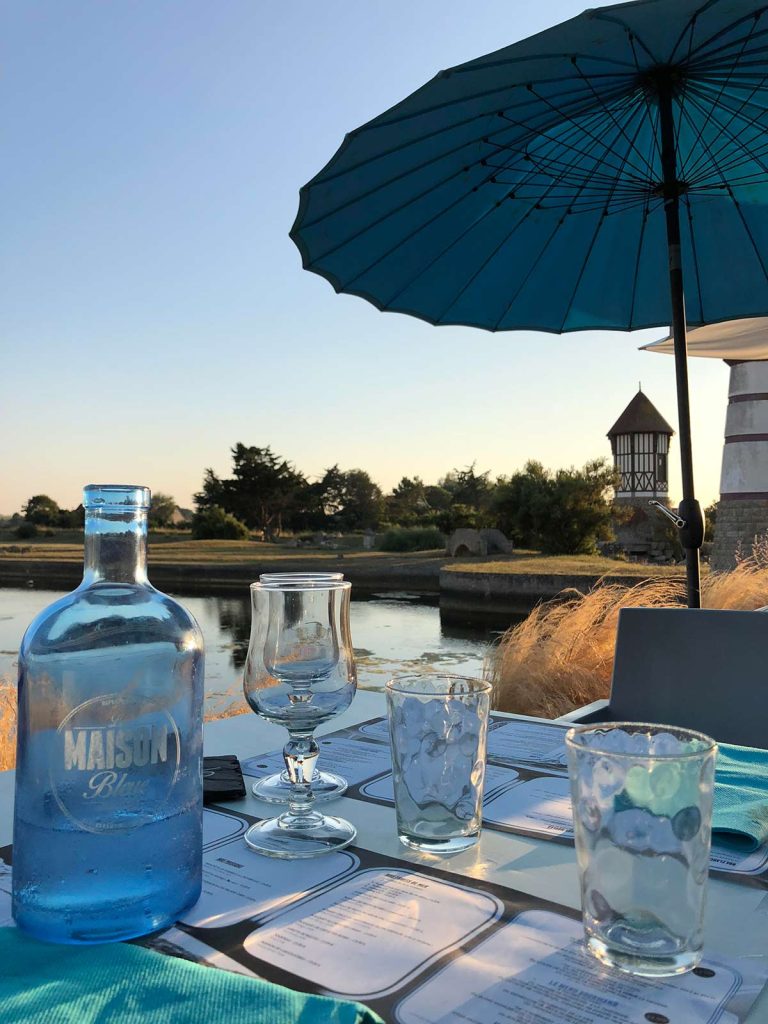Vue sur le Moulin depuis la terrasse du restaurant La Maison Bleue