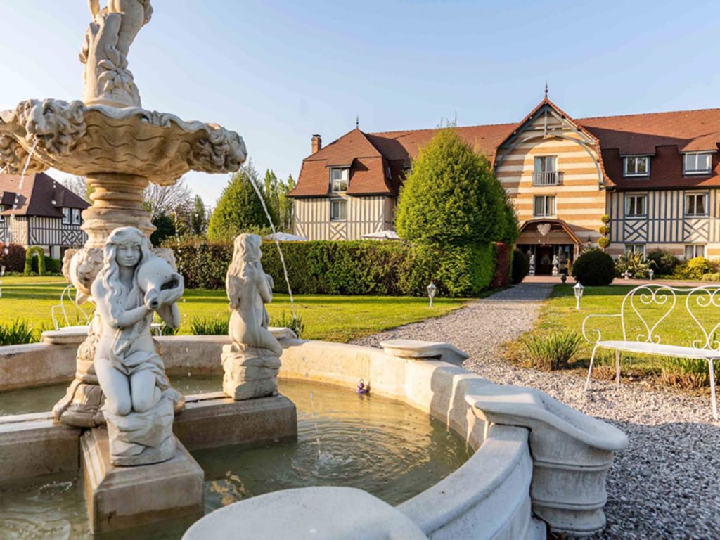 Fontaine et façade du Manoir de la Poterie