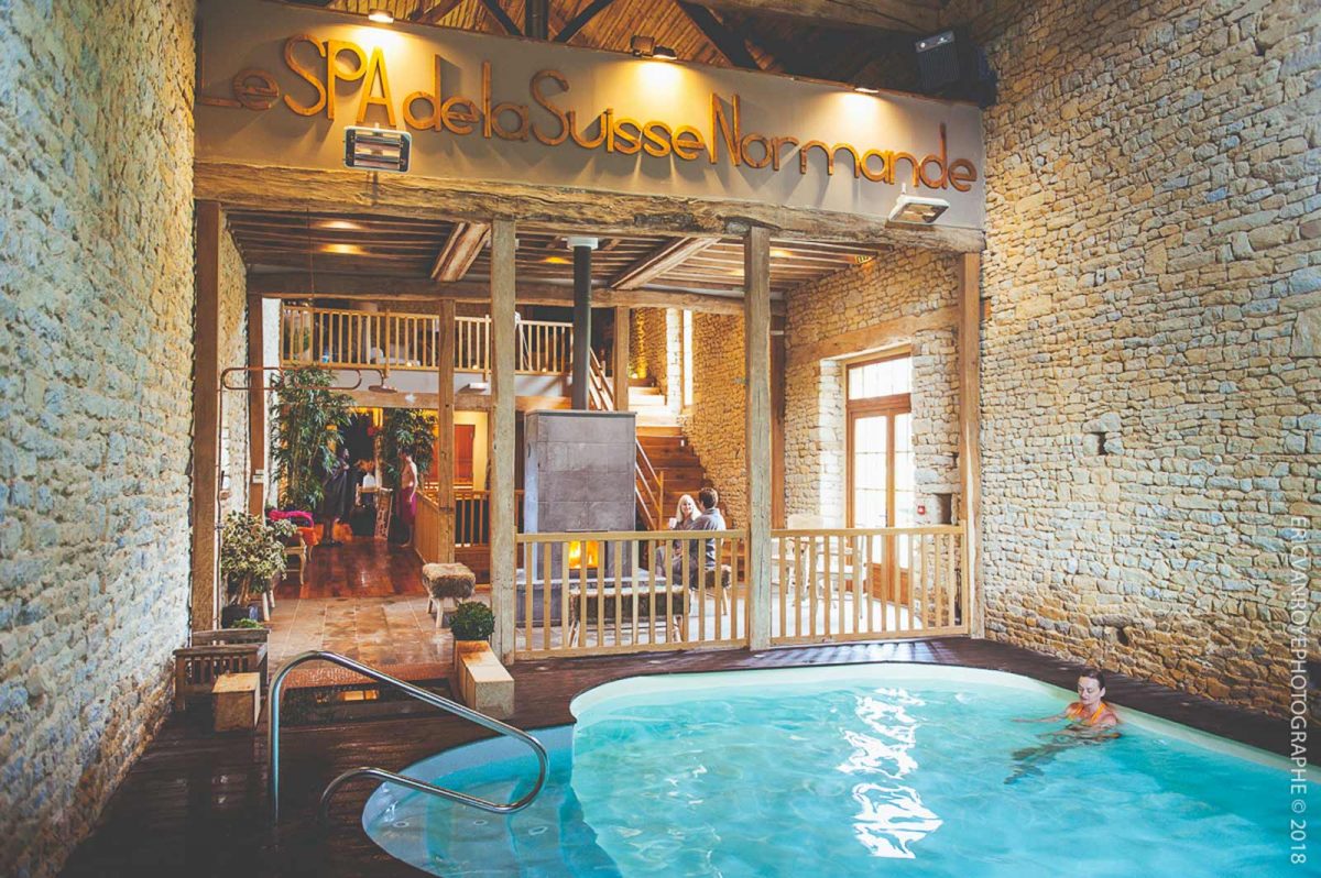 Piscine intérieure et murs en pierre au Spa du Domaine de la Pommeraye