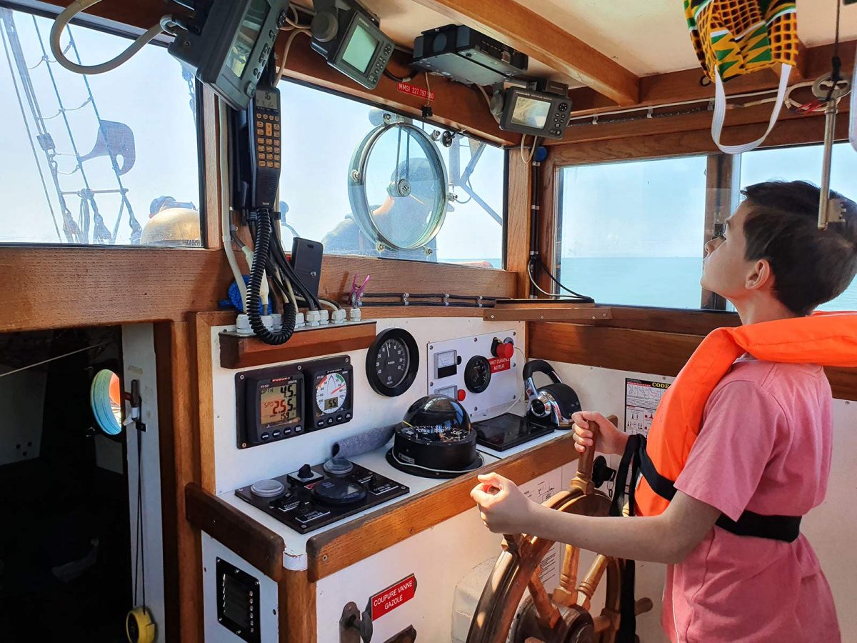 Enfant dans la cabine du Mil
