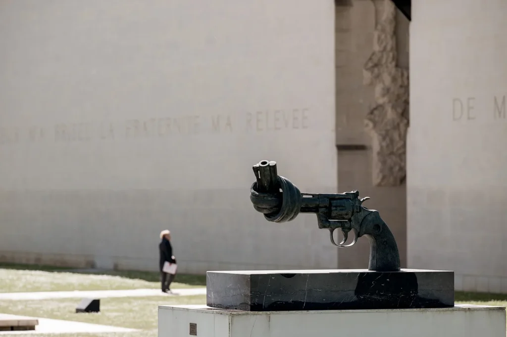 Escultura frente al Memorial de Caen