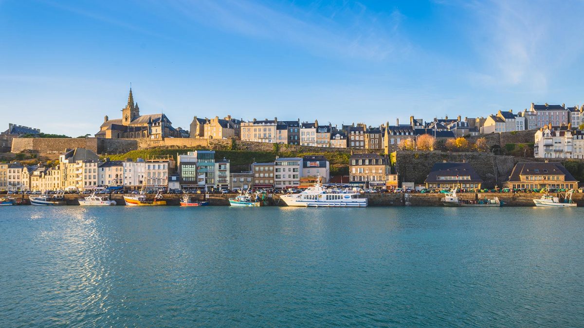 Le port de Granville et la Haute-Ville depuis la mer