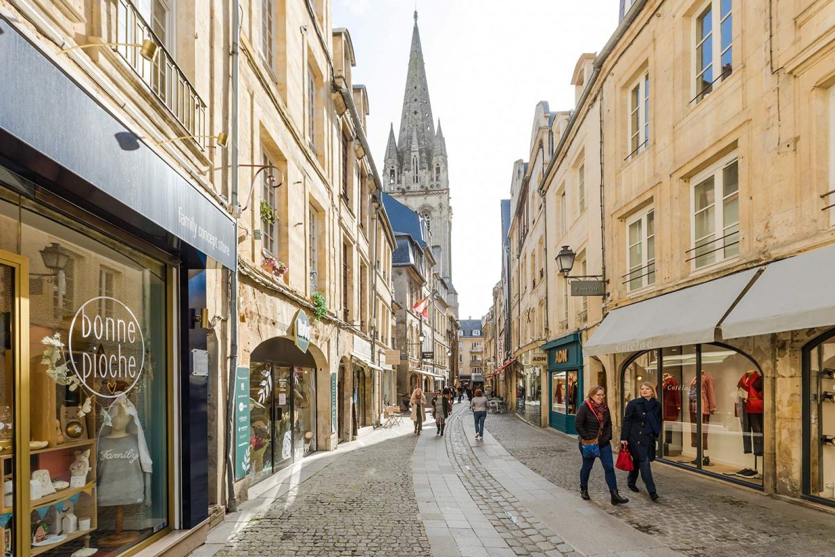 Rue commerçante à Caen