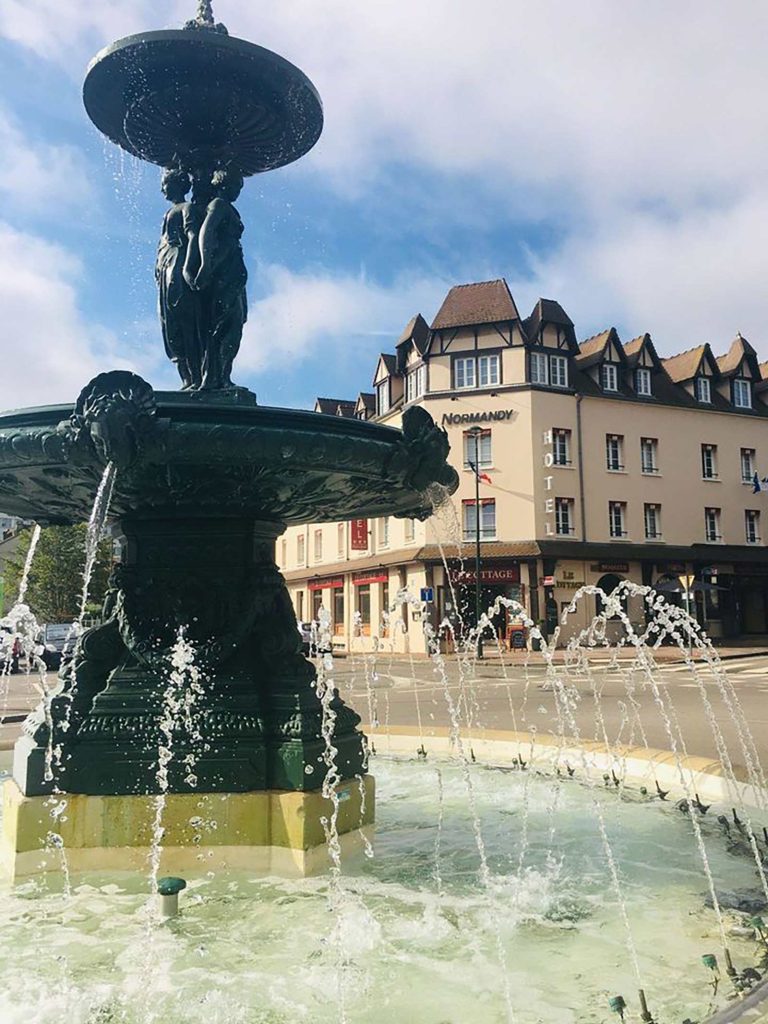 Fuente frente al Hotel Normandy