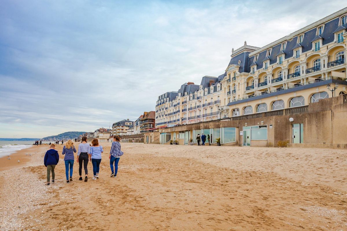 Playa de Cabourg frente al Grand Hôtel