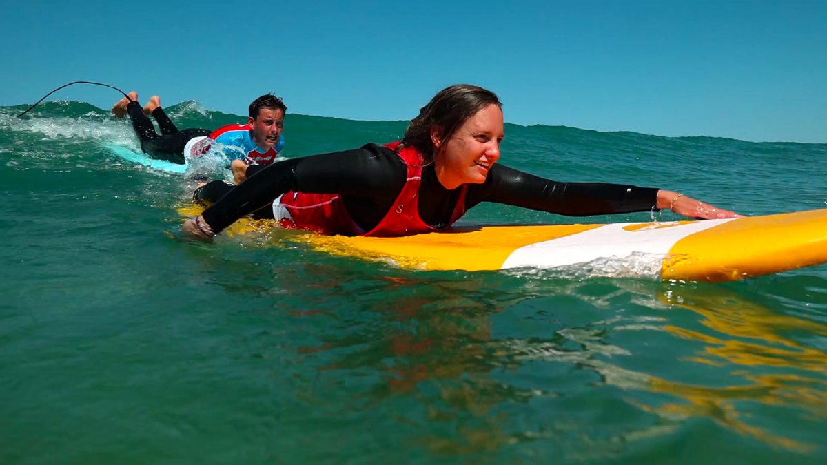 expérience Surf à Siouville, sur la vague