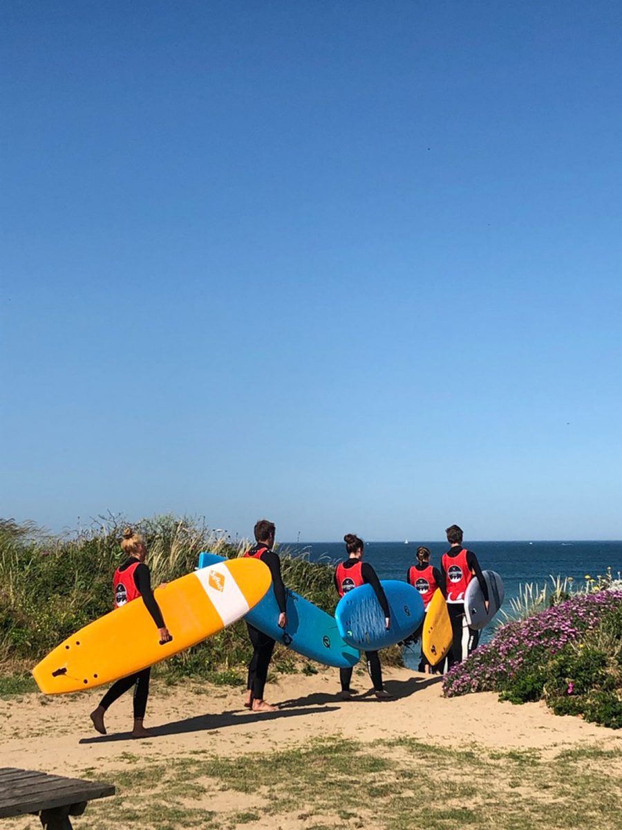 Surfeurs avec leur planche