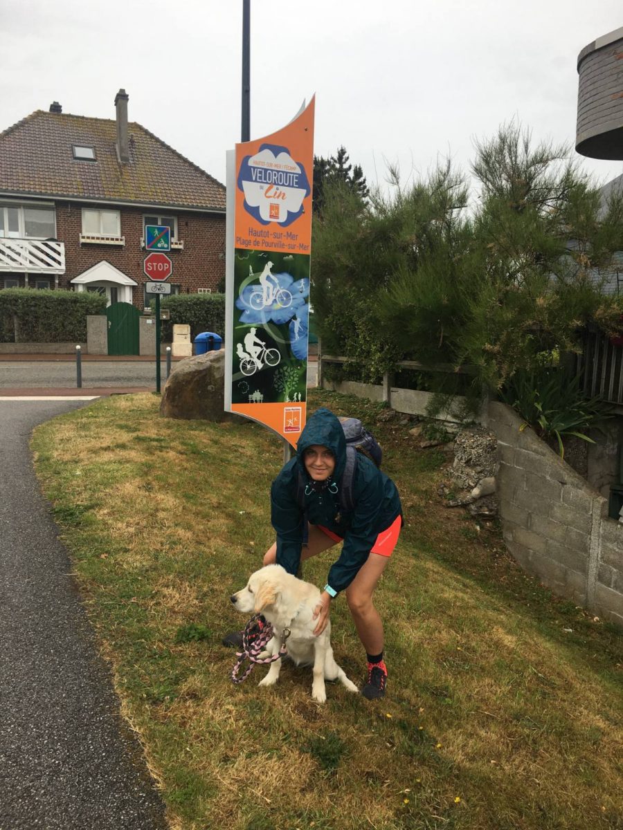 Éloïse and her dog Roxy at the starting point of the Véloroute du Lin