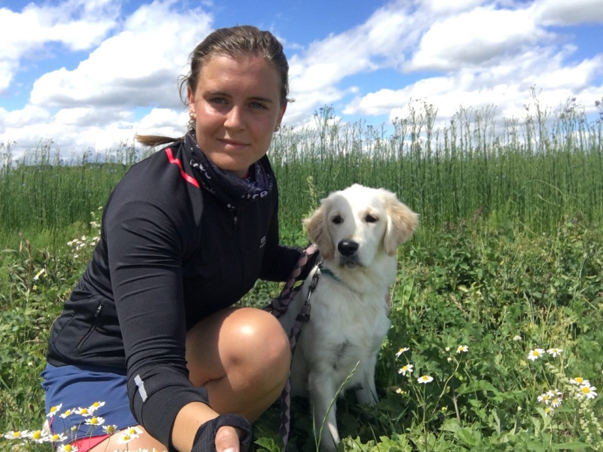 Éloïse et sa chienne Roxy sur la Véloroute du Lin