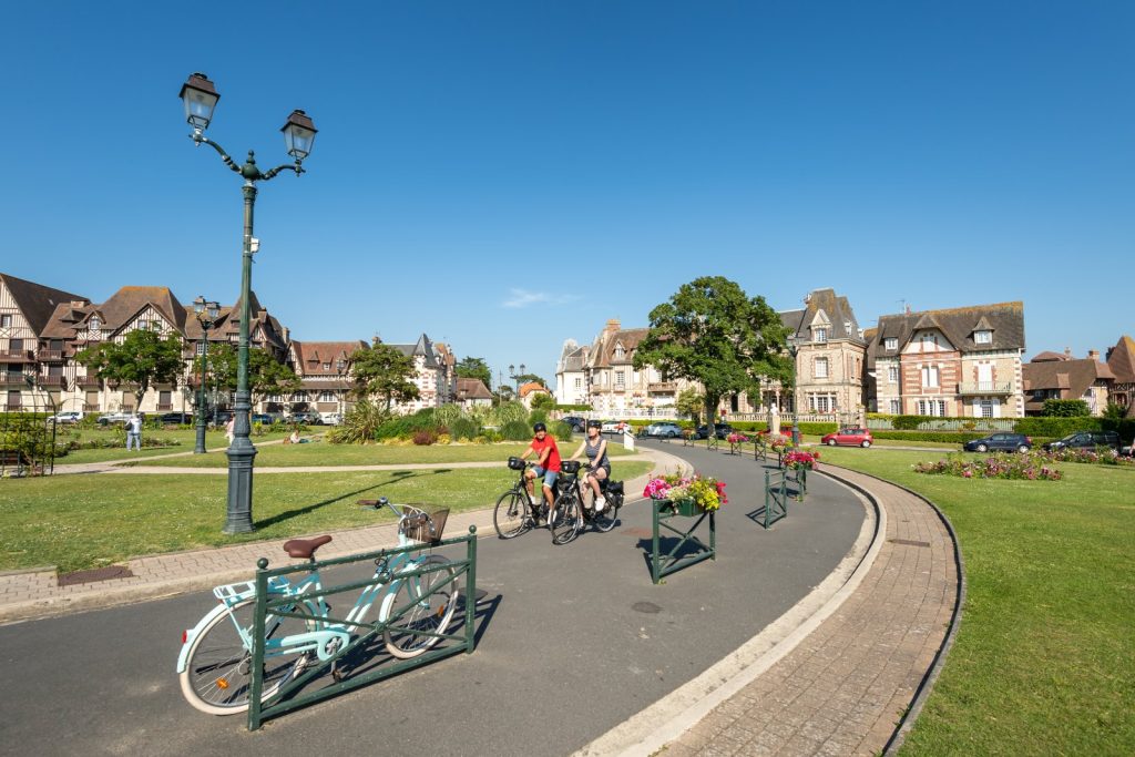 La Normandie à velo dans les rues de Cabourg.