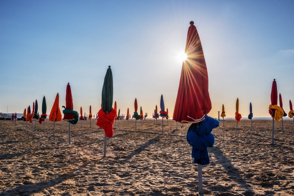 Parasols sur la plage de Deauville