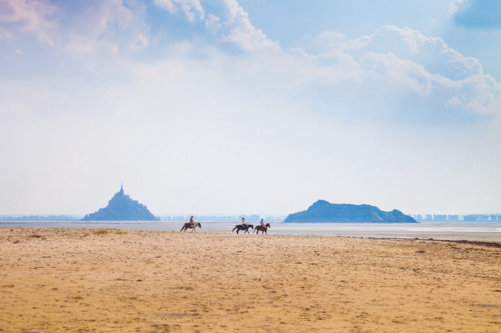 Caballos frente al Monte Saint-Michel