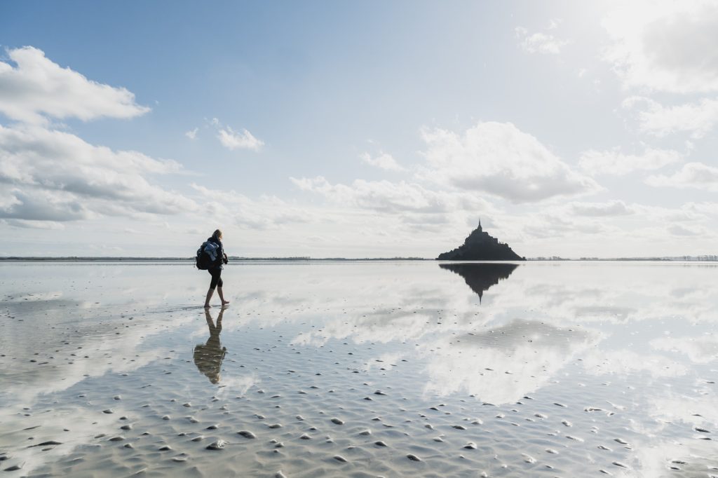 Marcheur devant le Mont-Saint-Michel