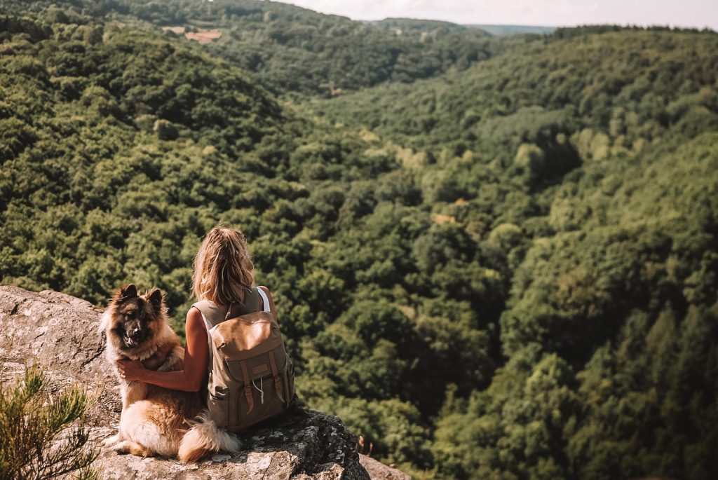 Femme avec un chien à la Roche d