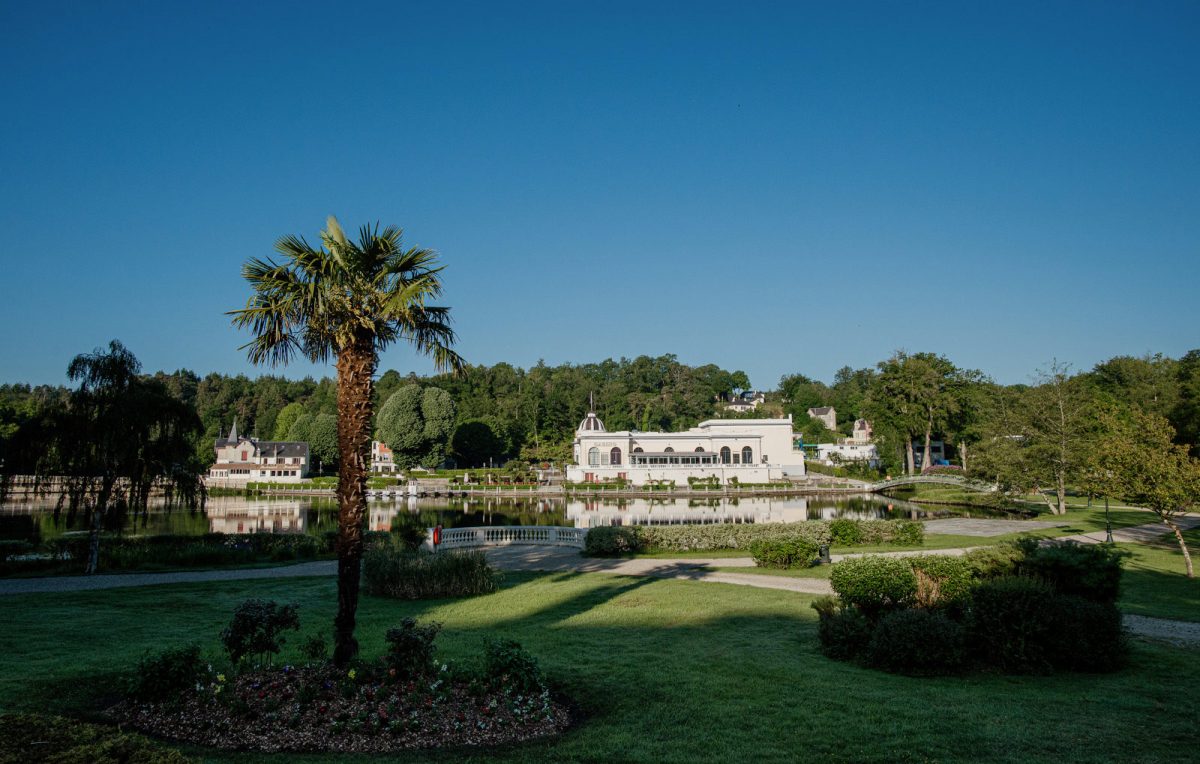 Vista del lago y Casino de Bagnoles-de-l