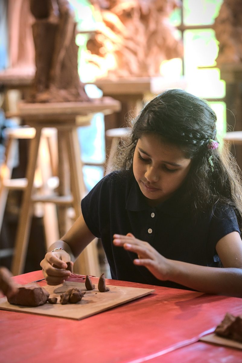 Atelier modelage au Jardin des Sculptures