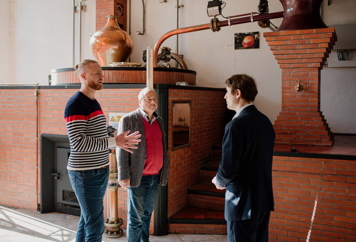 Dans la distillerie