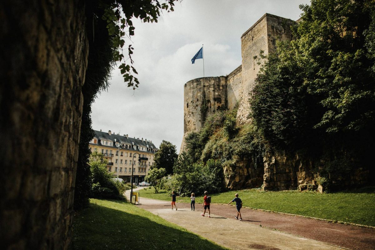 Am Fuße des Schlosses von Caen