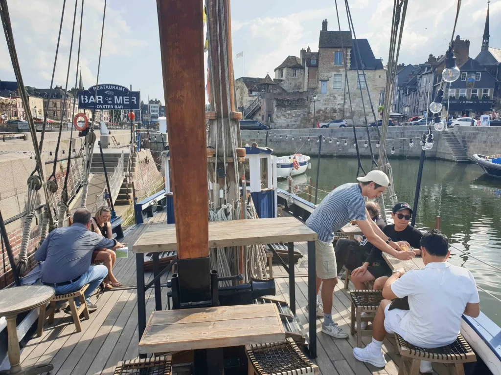 Bar de ostras en un viejo barco frente al Vieux Bassin de Honfleur
