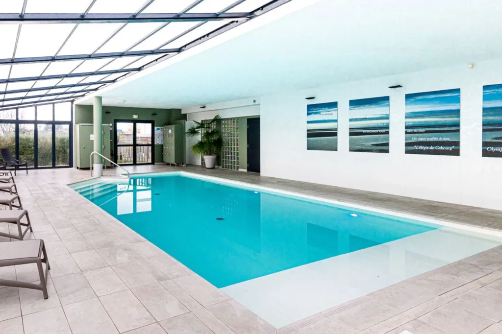 Piscine du Kyriad Prestige à Cabourg