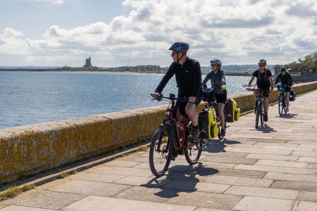Sur la Velomaritime, à Saint-Vaast-la-Hougue