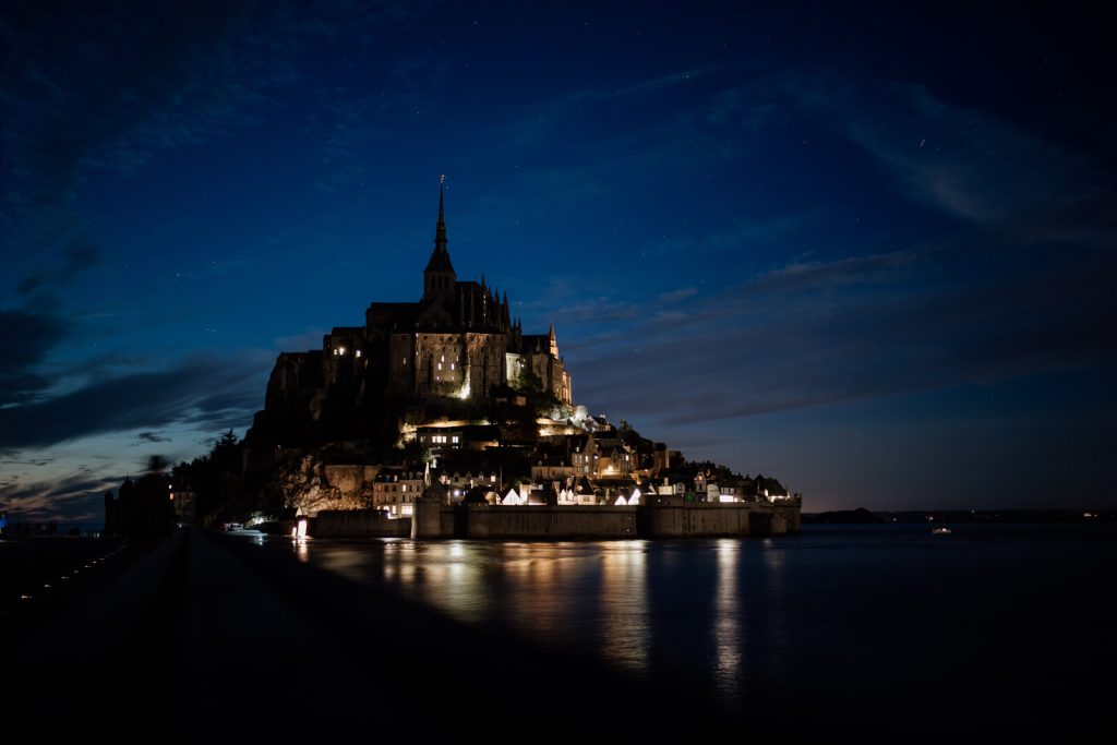 Mont-Saint-Michel di notte