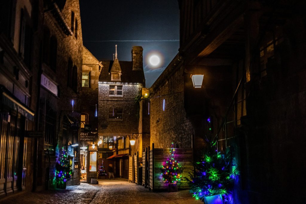 Mont-Saint-Michel di notte