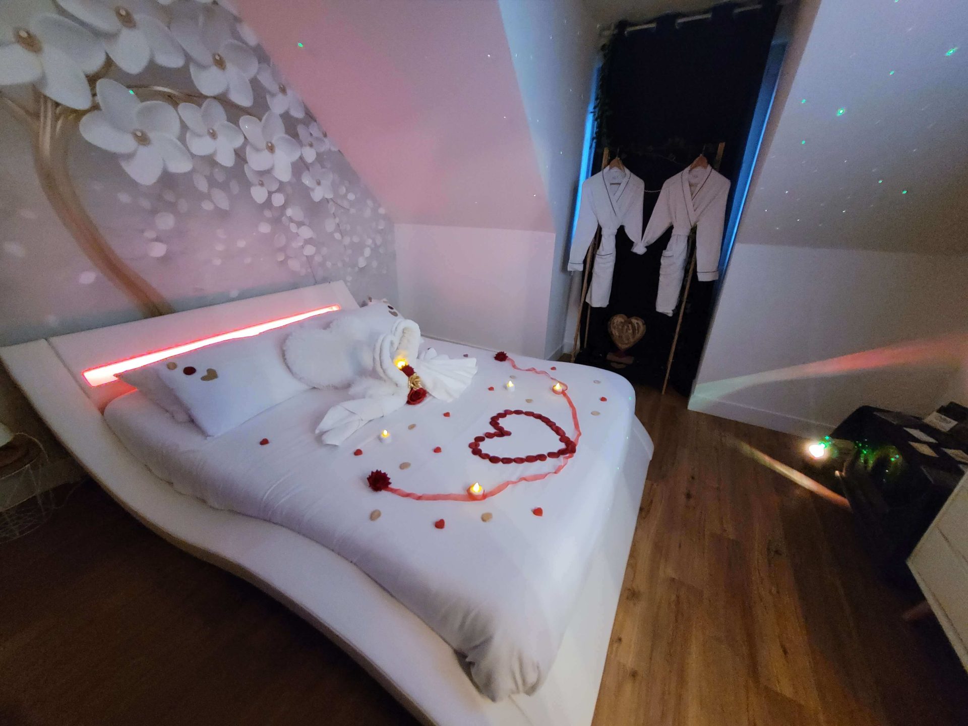 La chambre du Gîte Heaven Loft à Yvetot, avec sa décoration spécial couples