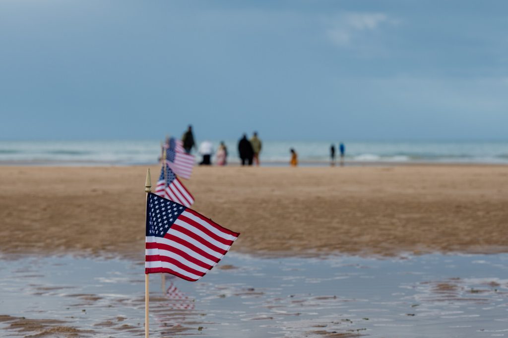 Drapeaux américains sur Omaha Beach