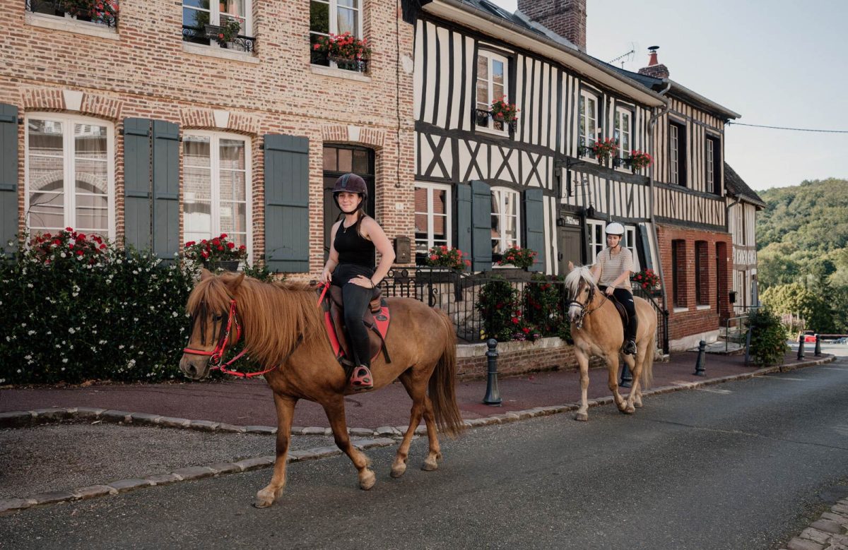 Dans les rues de Lyons-la-Forêt