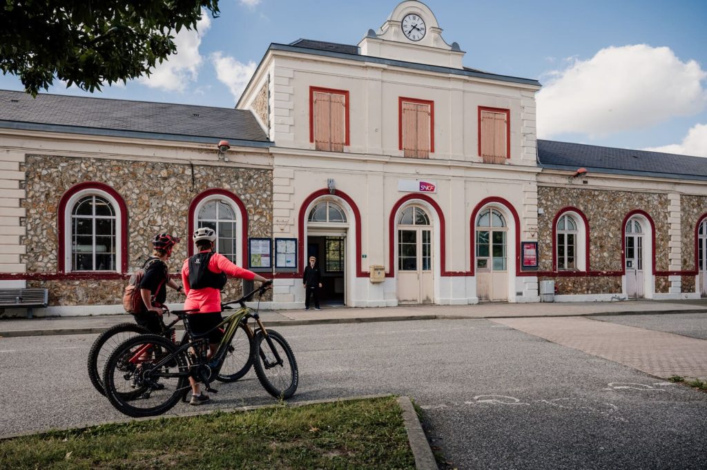 deux cyclistes face à la gare de Nogent-Le-Rotrou