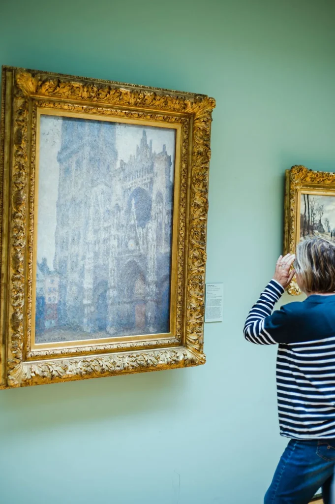 Personne devant le tableau "La cathédrale de Rouen le portail et la tour d'Albane temps gris" de Claude Monet