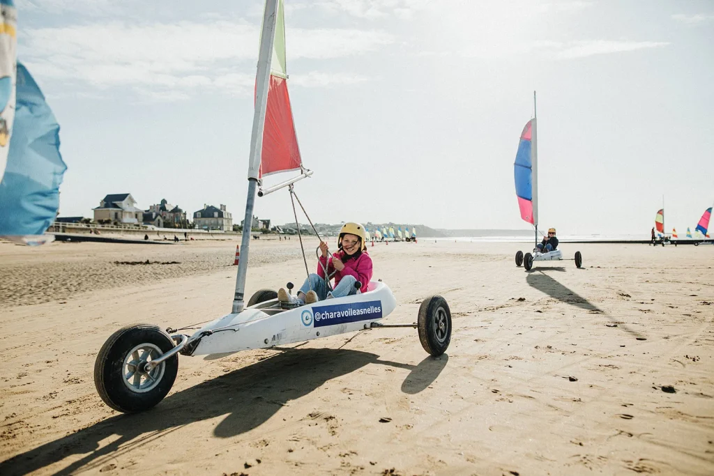 Enfant faisant du char à voile sur la plage d'Asnelles
